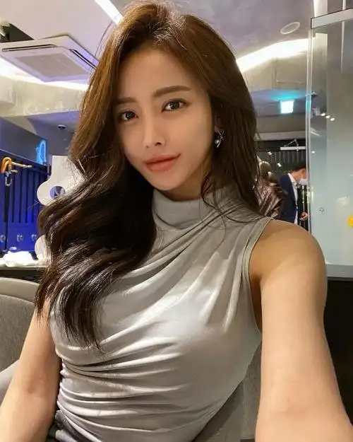 韩国网红sica极致身材完美腿型女人味十足钟爱蕾丝小吊带