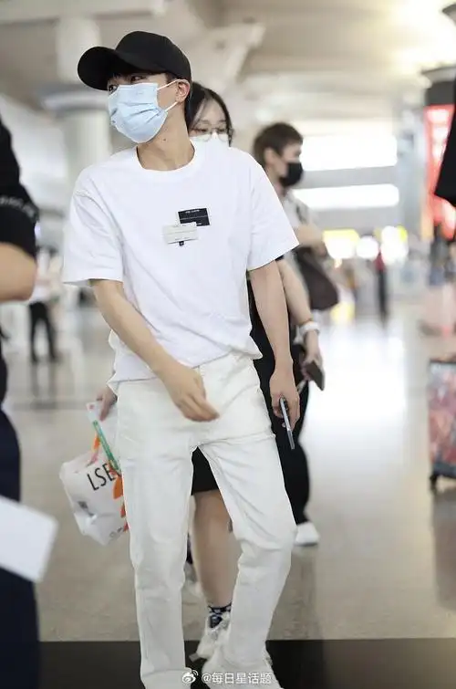 2023年9月17日,长沙,周深白色系穿搭现身长沙黄花国际机场.