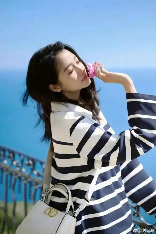 "国民闺女"关晓彤,宣传美照,乖巧玲珑,如同邻家"女孩".