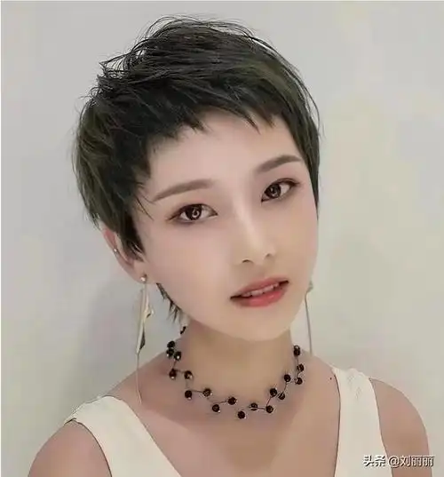 最新女中长发型图片大全_中长发型女2022新款-天晟网