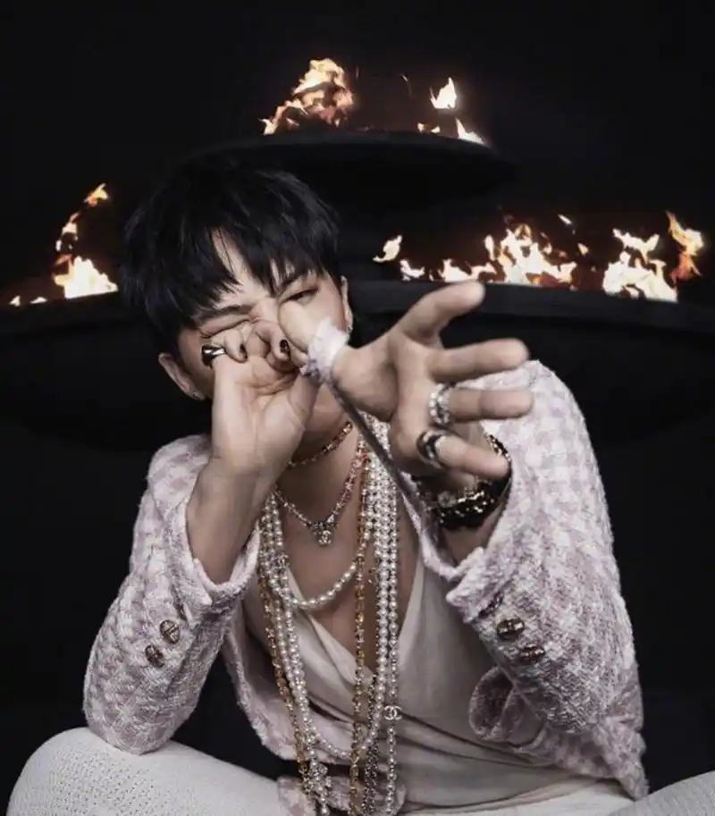 权志龙身穿chanel登上《harpers bazaar 》韩国版2023年 四月刊封面.