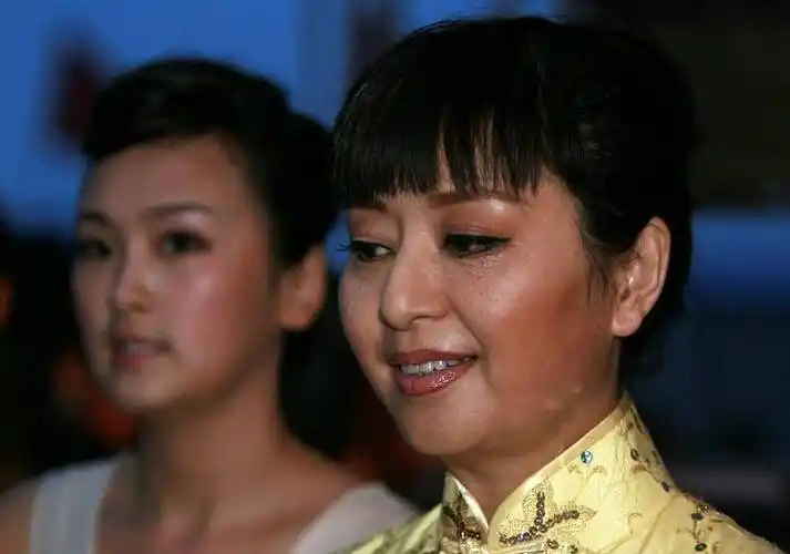 殷秀梅:与程志闪婚闪离,二婚嫁法国望族,67岁无儿无女略有遗憾_父母