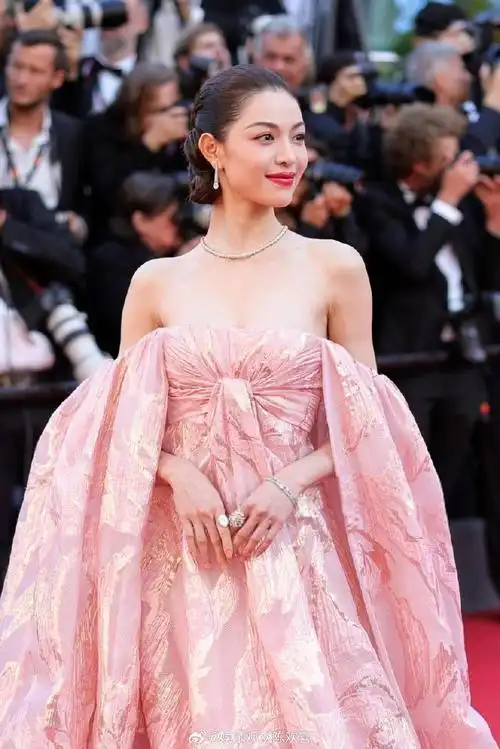 钟楚曦今日戛纳电影节红毯造型    身穿valentin yudashkin 24春夏