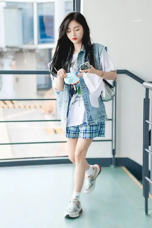 蓝色格纹短裤下搭拼色运动鞋更显青春随性95999593#吴宣仪花