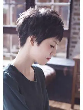 发型屋的时候就害怕把头发剪得超短,默默地想:『究竟我剪超短发好看不