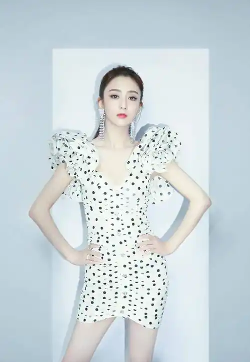 原创佟丽娅复古造型真惊艳穿蓝色针织裙时尚十足后背展现好撩人