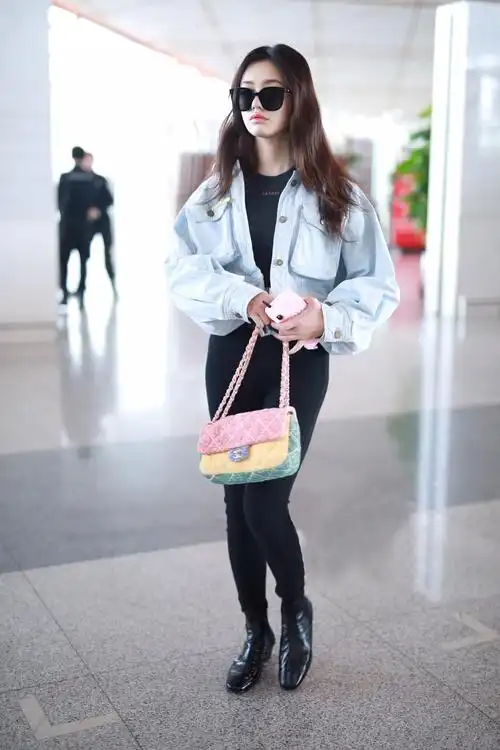 林允黑t配紧身裤,炫腹造型不仅洋气还显腿长,走帅酷路线更养眼