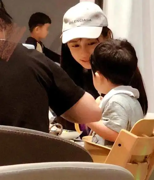 黄晓明angelababy6岁儿子深夜送急诊照片流出杨颖眼神焦灼