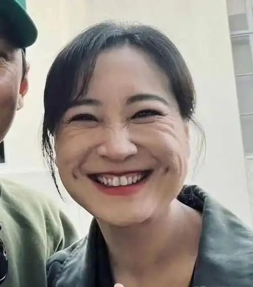 吴彦祖晒贾玲合影网友震惊终于明白贾玲瘦下来为啥不爱笑了