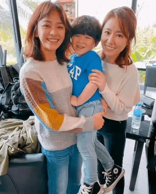 林心如一家三口同框!她凹少女霍建华成油腻大叔,女儿长相寒碜!