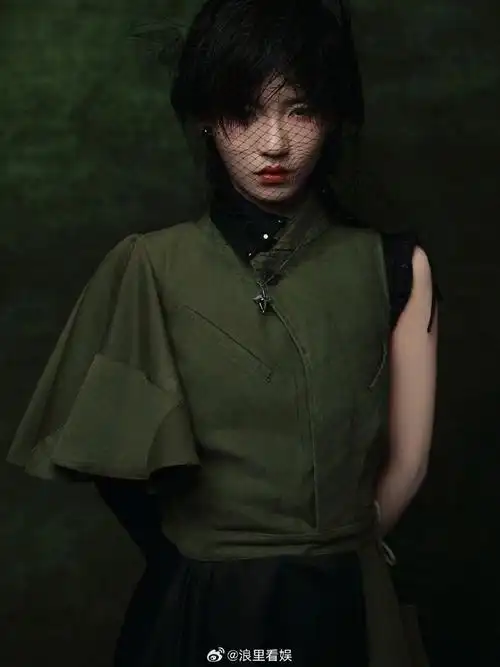 陆柯燃穿的解构主义高定衣裙