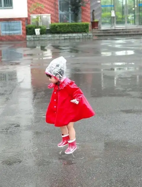 小孩穿雨靴踩水简笔画