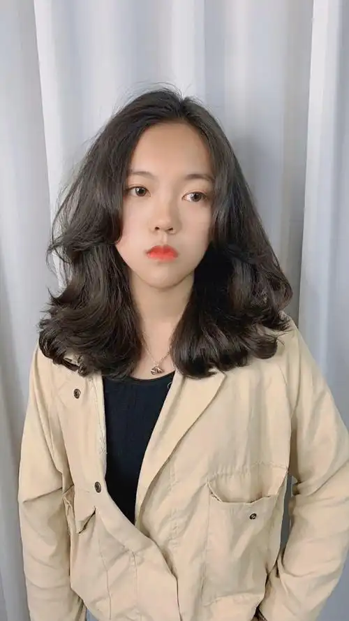 一款发型代表着一些人的内心,00后小姐姐发型改变!