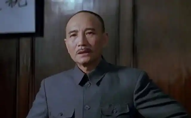 解放军战士退役后演蒋介石出名台湾力邀拍戏与林青霞合影