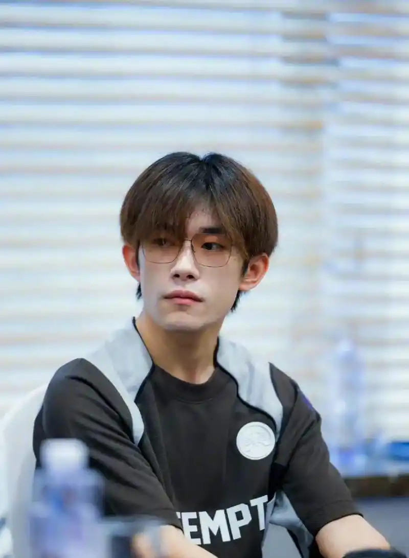 感觉易烊千玺变了好多啊,整个人的面相都变了的感觉[思考][思考]