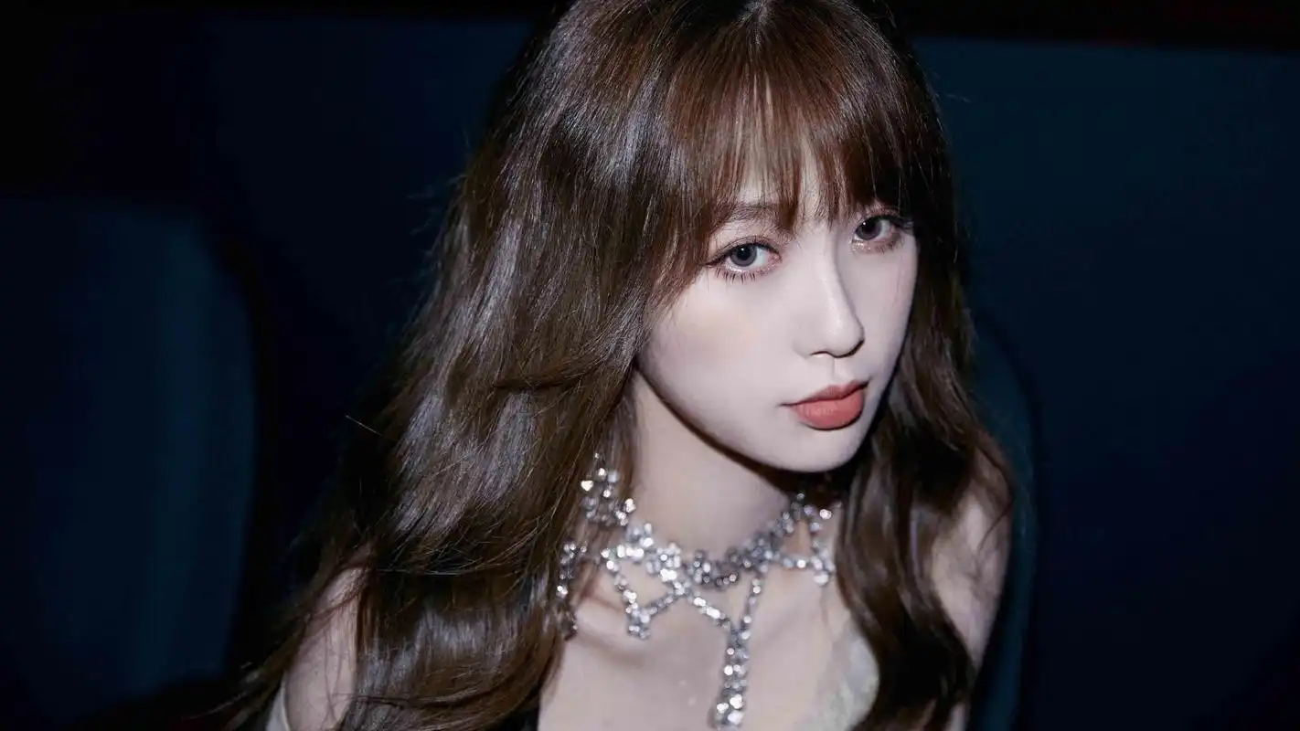 虞书欣黑色性感蕾丝写真