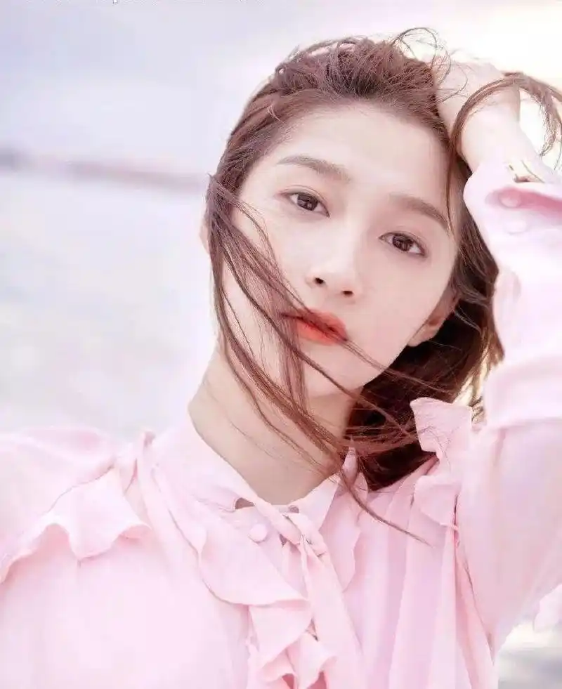 京圈公主之争:关晓彤稳坐一线,李庚希演技受质疑难逃"资源咖"标签