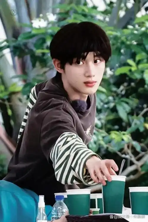 丁程鑫同款樱桃t恤爆火,网友:我也要甜起来!