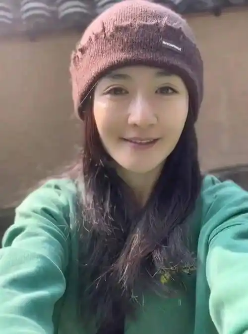 谢娜带仨女儿游船超温馨,跳跳俏俏歌声不断,1岁小咘芽发量优越_妈妈