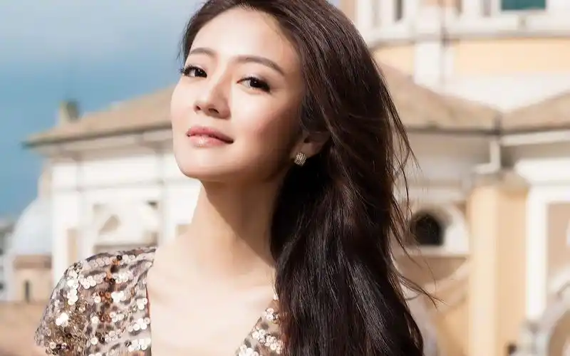 最后一位就是有"黑道千金"之称的安以轩了,安以轩的爸爸经营着一家