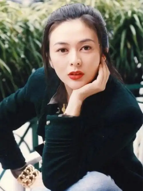 美女很多,但风华绝代的太少,关之琳年轻时的盛世美颜和风情万种无人能