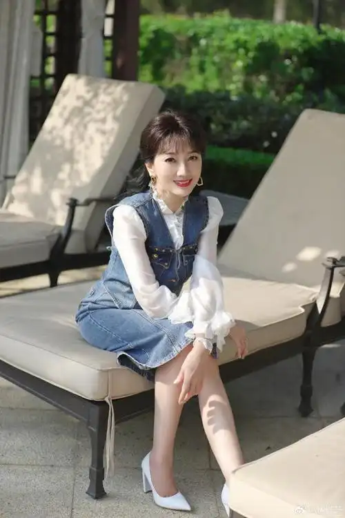 赵雅芝一组照片换了两双鞋,牛仔裙套装穿出了少女感,|身材比例_网易