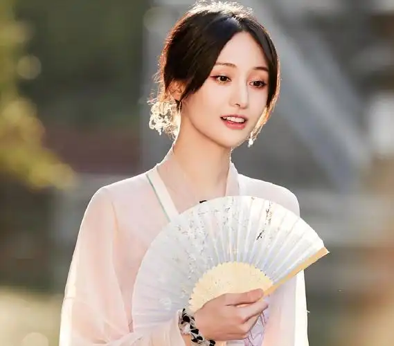 郑爽破产后模样大变,穿衣搭配偏"太妹风"!发文不欠国家一分钱