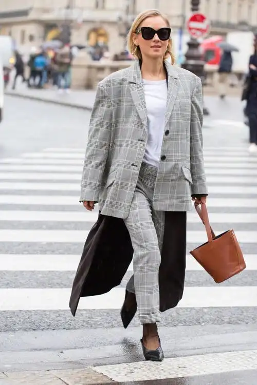 率最高的单品了,通过明星和街拍达人们的搭配又呈现出了崭新的面貌