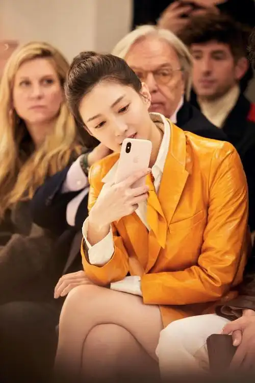 江疏影初秋减龄又时尚的穿搭!37岁还给人甜美感觉