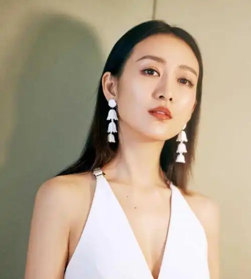 王鸥穿深v领连衣裙,秀出迷人身材,"天鹅颈"很是吸睛