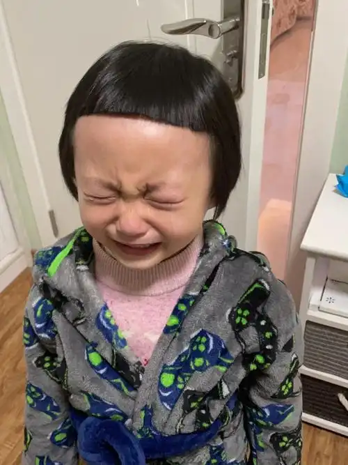 坑娃的老爸给孩子剪的刘海丑哭了
