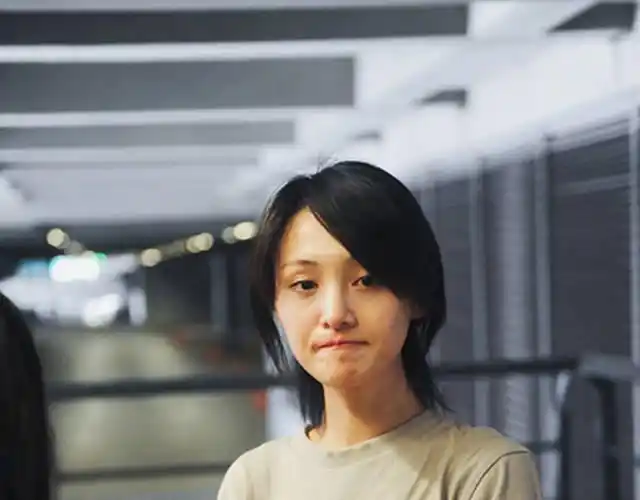 郑爽随性亮相似"假小子" 抿嘴遮伤疤眼神耿直