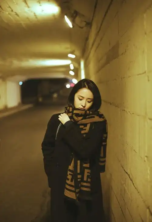 为何美女总是这么孤单,大晚上的一个人在大街上闲逛