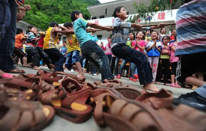 这是2012年5月30日,广西都安瑶族自治县隆福乡隆旺村小学的学生们赤脚