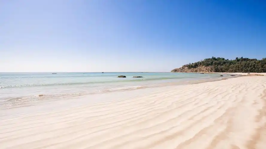 大海像个喜怒无常的巨人