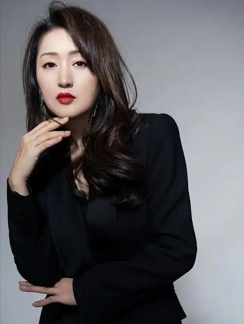 杨钰莹高清俏丽美照,优雅迷人!__财经头条