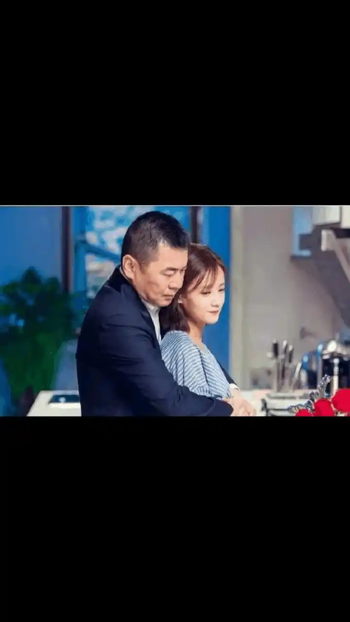 gif创作人# 陈建斌和李一桐拍吻戏时,陈建斌怪不好意思,据说蒋勤勤也