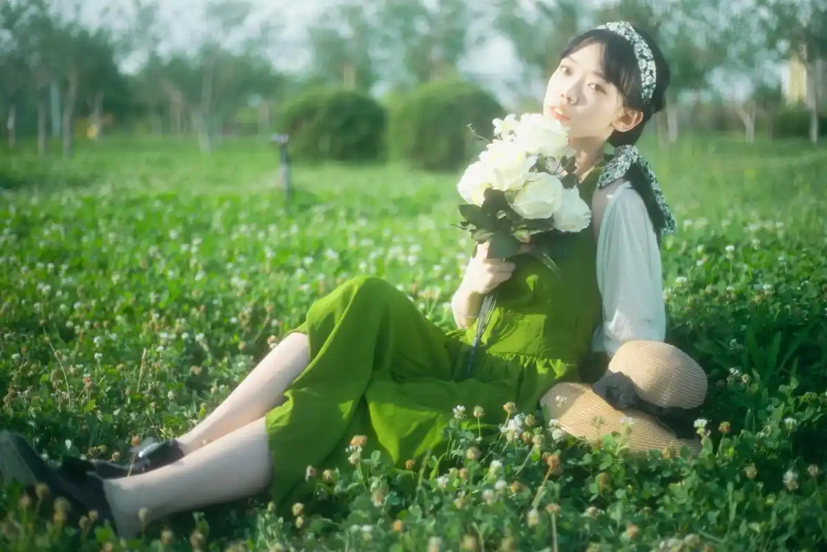 谁说我只拍夜晚情绪,公园小清新也很出片呐!#人像写真 #拍照 - 抖音