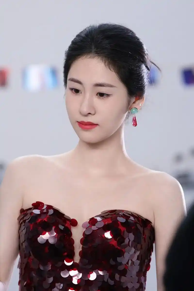 张碧晨 96#张碧晨2024今儿个开心巡回演唱会# 翻阅时光相册