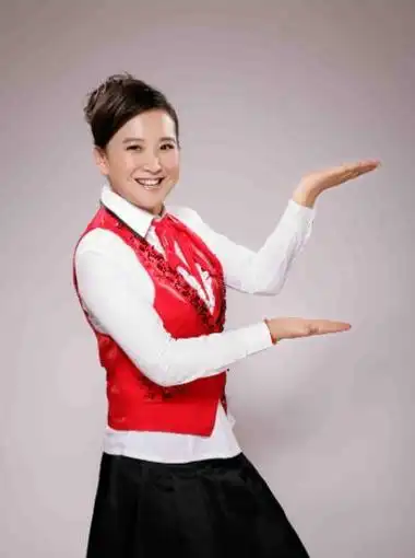 在一个平凡的工人家庭,贾玲于1982年出生.