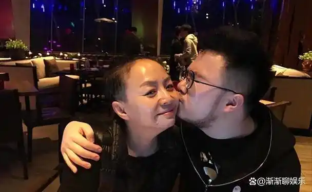 曝宋丹丹每天逛日坛公园留寸头面容似男性多套千万豪宅被曝光