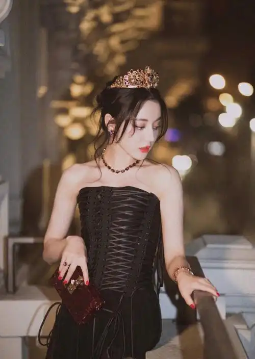 迪丽热巴头戴皇冠身穿黑色抹胸礼服裙尽展女王气质!