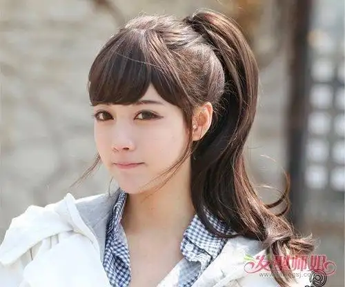 女生冬季斜刘海高马尾辫发型