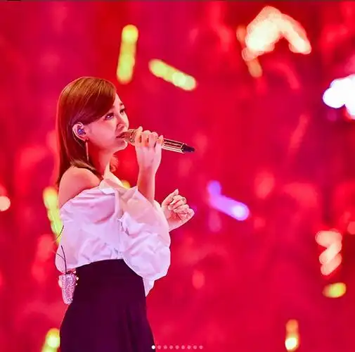 梁静茹穿一字领上衣现身深情献唱经典歌曲