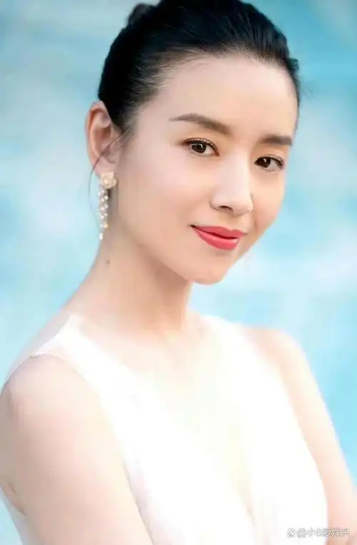 董洁靠43岁的身材上了热搜,网友:她也是一手好牌,打的稀巴烂