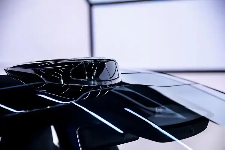 也比较运动,再加上麂皮面料覆盖的门板,无论是触感还是观感都很高级