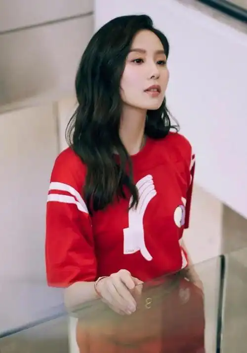 刘诗诗身着红色t恤太美了雪肤娇嫩俏脸美得让人窒息