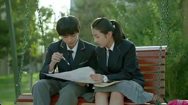 小别离:李想帮朵朵补习,学长和学妹秋千上学习,浪漫氛围拉满!