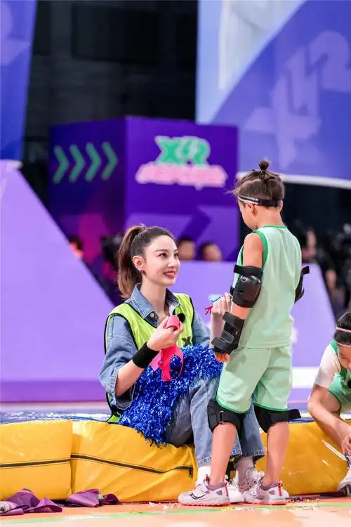 《小巨人运动会》郑希怡黄白运动套装抢眼 搭配高马尾活力减龄