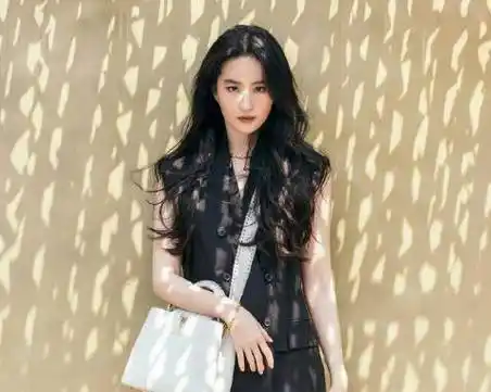 刘亦菲登时尚芭莎封面,条纹t恤配黑色短裤简约时尚,气质出众_风格